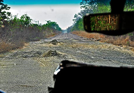 カンボジア・ラオスの国境近くの道路