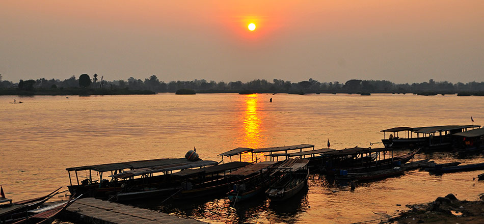 ラオスのメコン川の夕日の絶景
