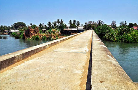 デット島とコーン島を結ぶ橋