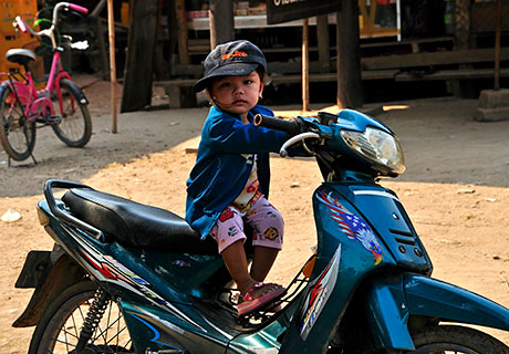 ラオスのバイクと子供