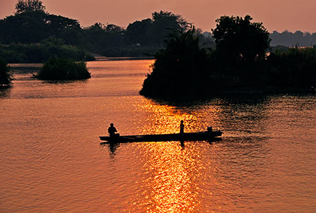 夕日に照らされるメコン川