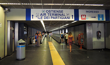 オスティエンセ駅の構内の行き方