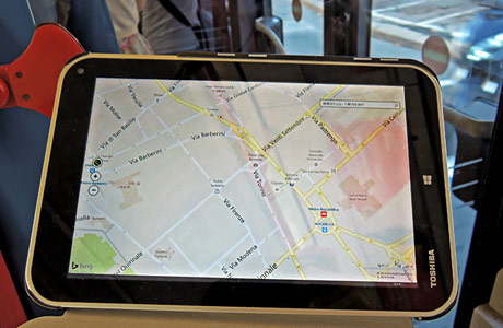 タブレットの地図をバス車内で使用