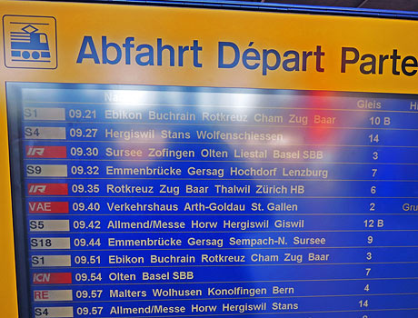 スイス国鉄の出発時刻の電光掲示板
