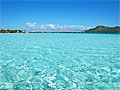 ボラボラ島　透明度の高い青い海